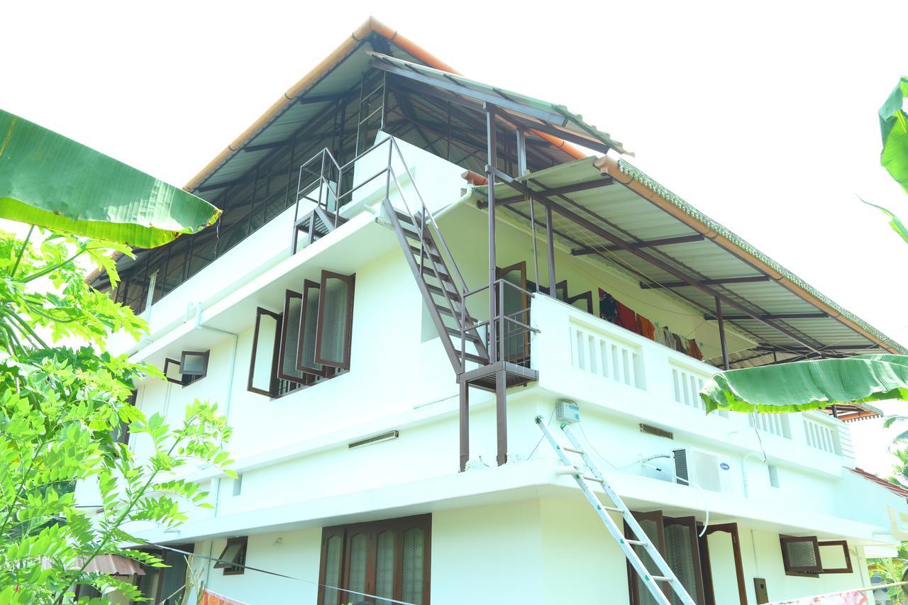 לינה וארוחת בוקר Alwaye Manavalan House מראה חיצוני תמונה