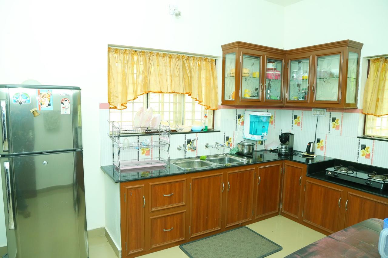 לינה וארוחת בוקר Alwaye Manavalan House מראה חיצוני תמונה